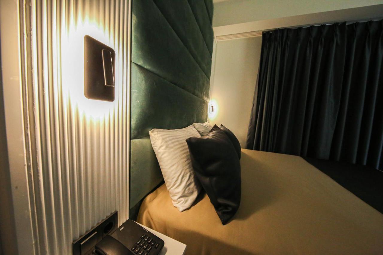 Axu Airport Hotel Arnavutkoy Zewnętrze zdjęcie A room at the hotel