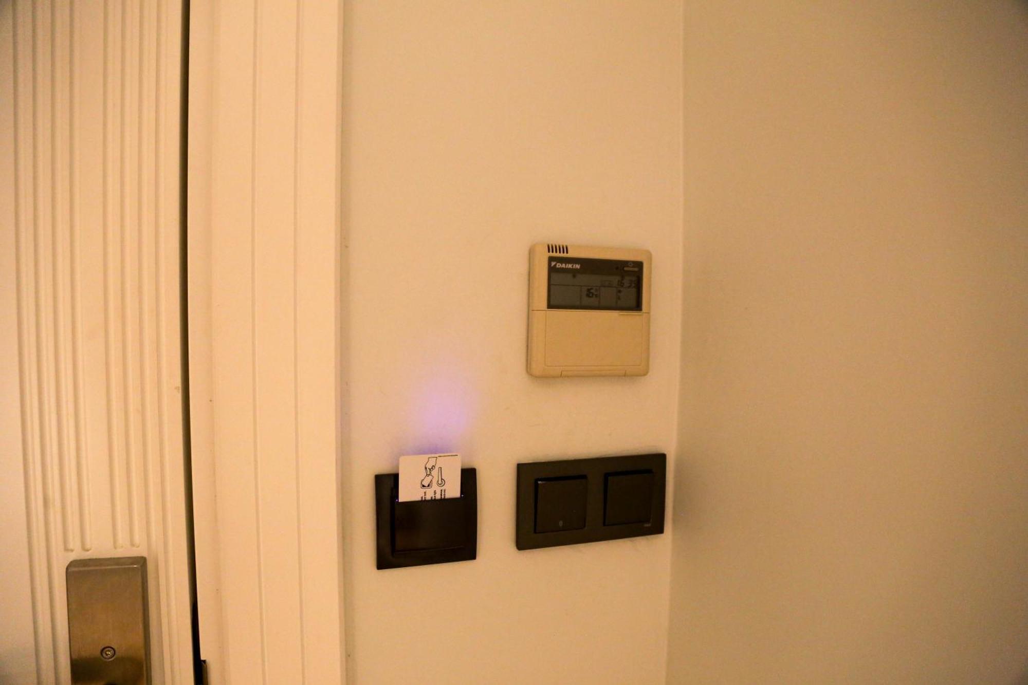 Axu Airport Hotel Arnavutkoy Zewnętrze zdjęcie A Honeywell Home Thermostat