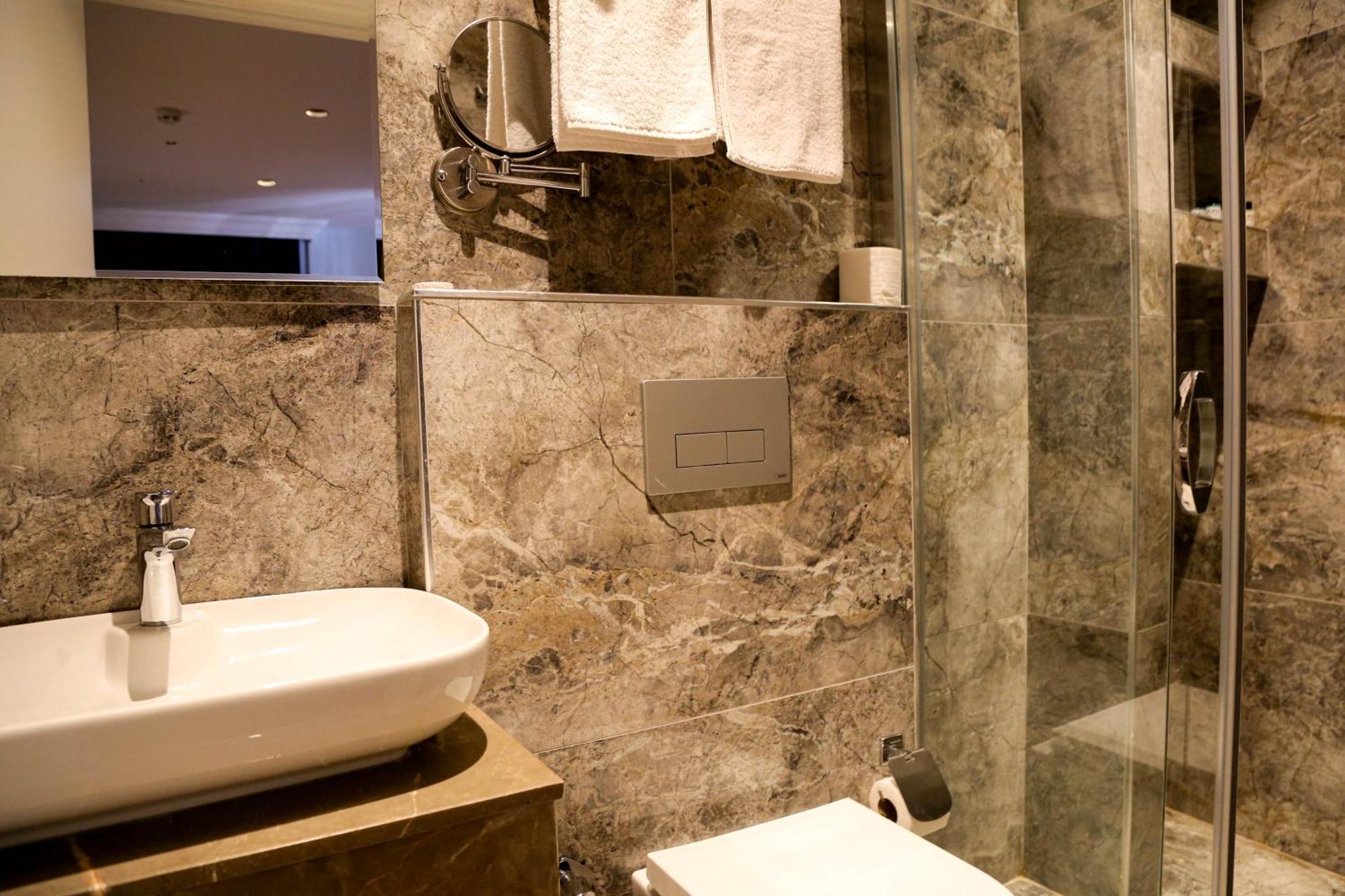 Axu Airport Hotel Arnavutkoy Zewnętrze zdjęcie A bathroom with a shower cubicle