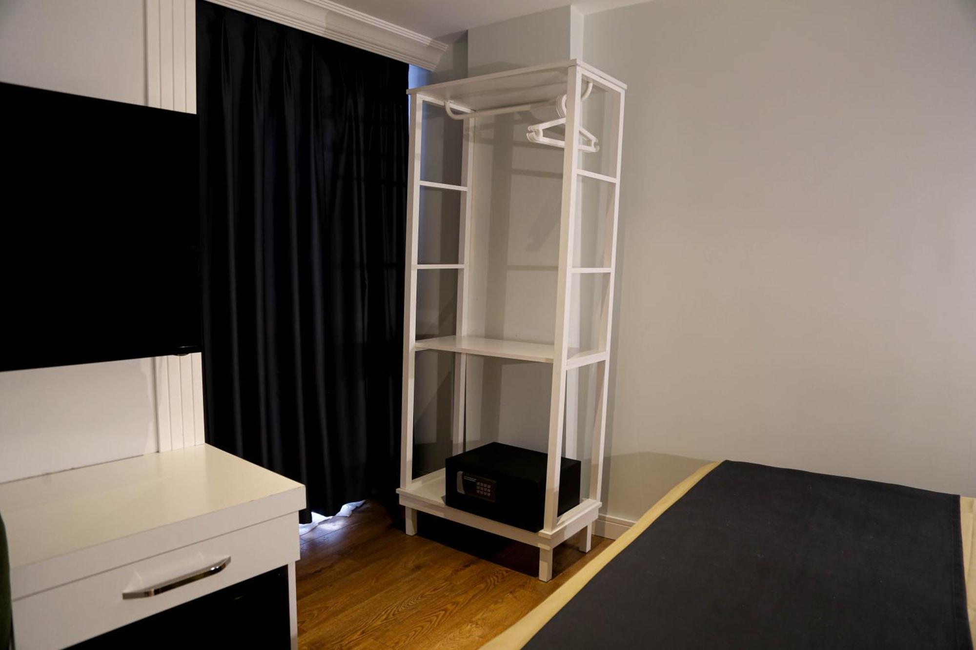 Axu Airport Hotel Arnavutkoy Zewnętrze zdjęcie A coat rack