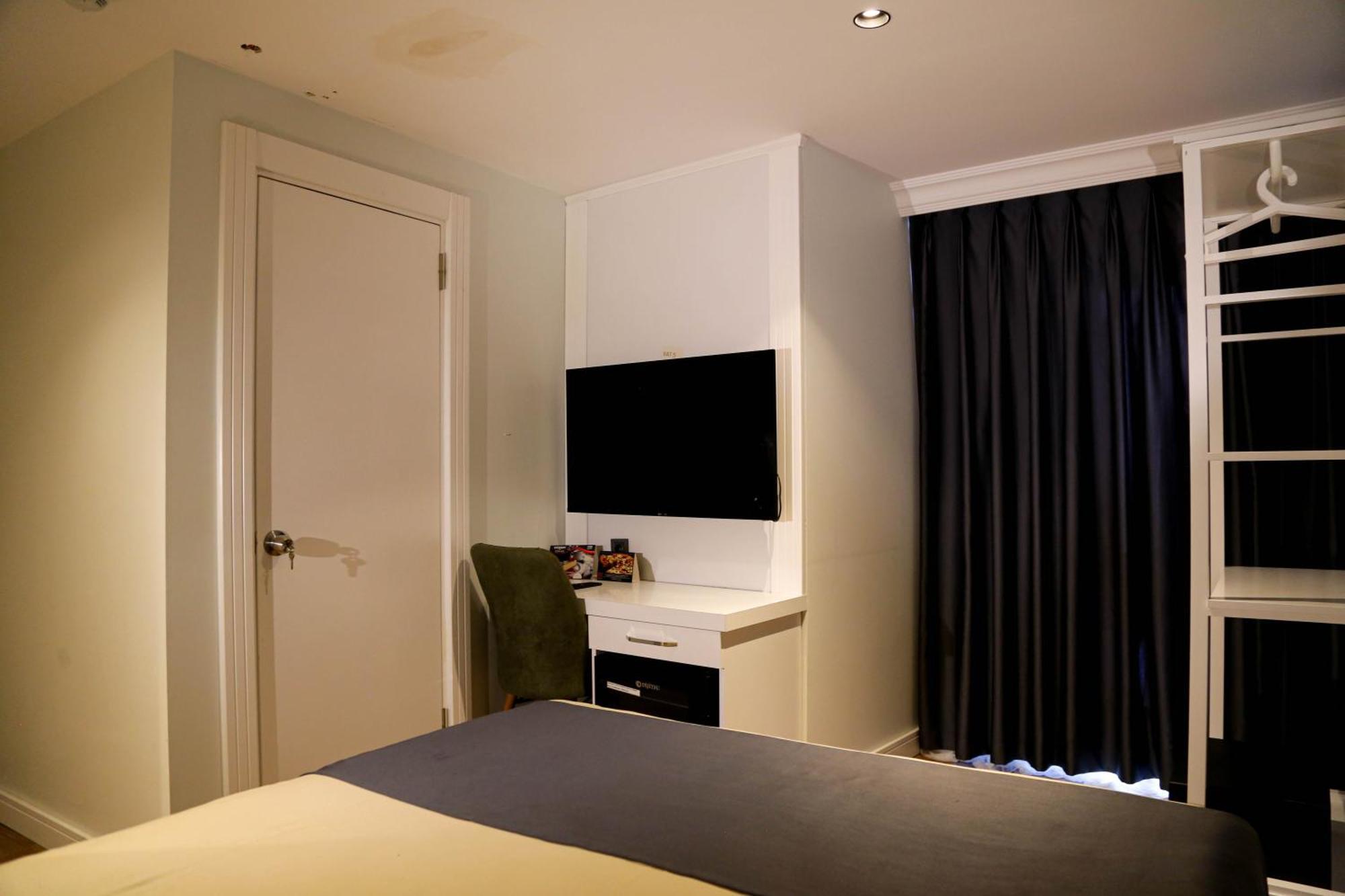 Axu Airport Hotel Arnavutkoy Zewnętrze zdjęcie A room at the hotel