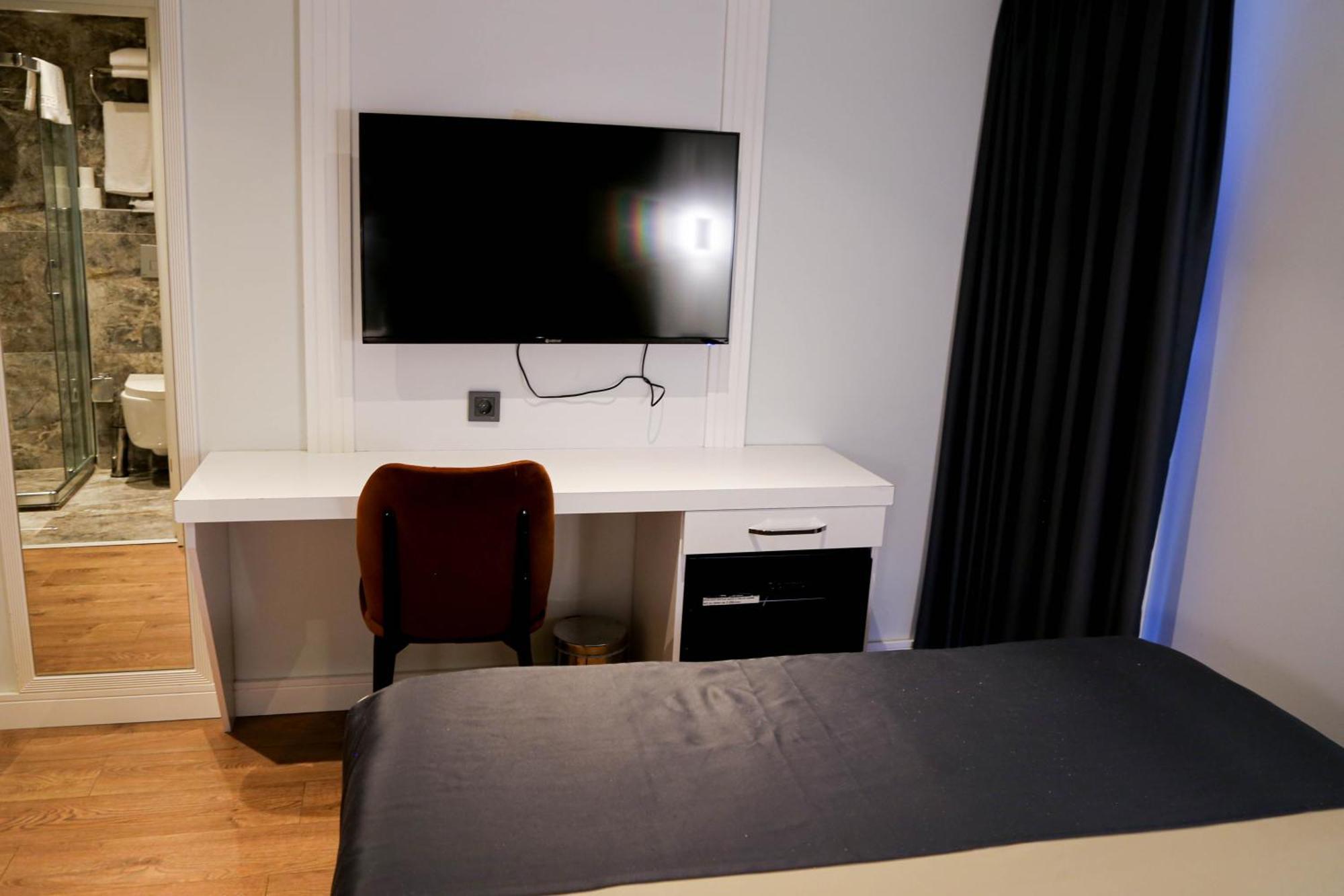 Axu Airport Hotel Arnavutkoy Zewnętrze zdjęcie A television in a hotel room